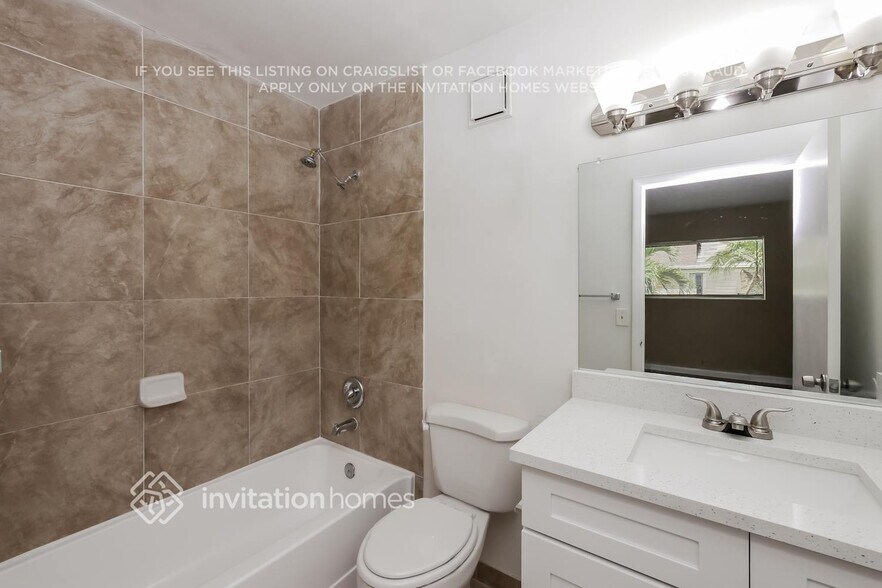 Building Photo - 9489 Palm Cir N