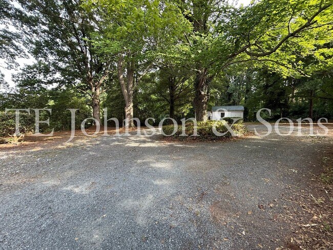 Building Photo - Spacious 3 Bedroom Home with Primary Suite on Main Level and 2-Car Carport
