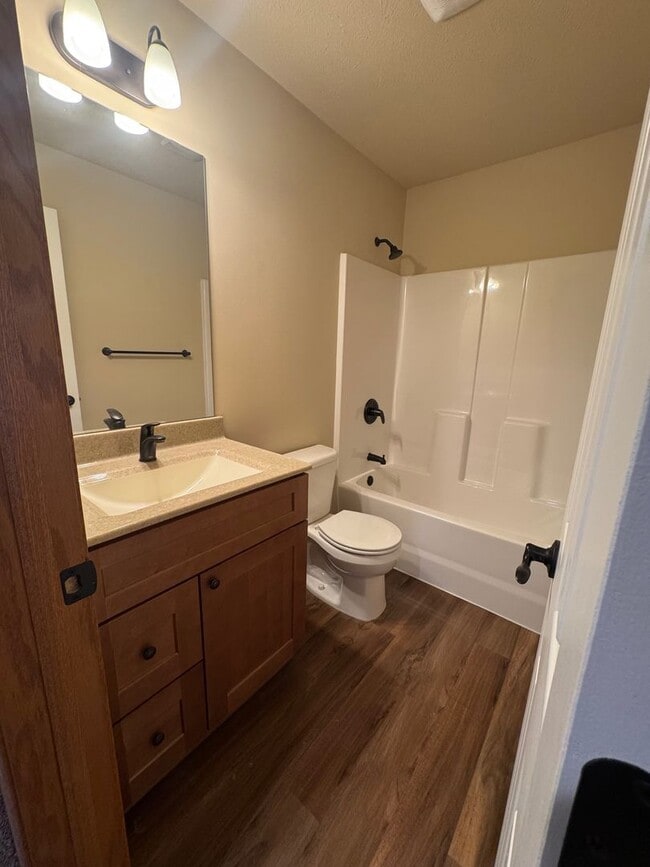 Building Photo - Spacious 3-Bedroom Townhome in Prairie Vil...