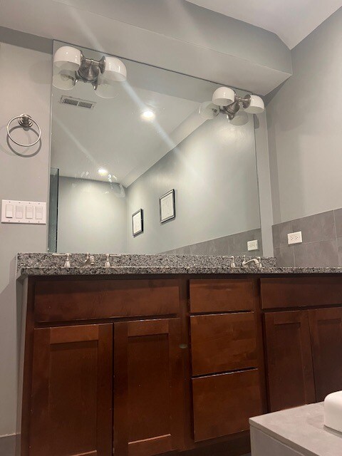 Building Photo - 1140 W Cornelia Ave