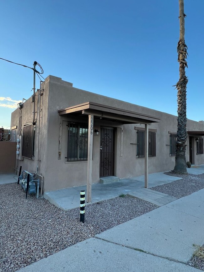 Primary Photo - Recently Remodeled 1 Bed. Apt. Near Shoppi...