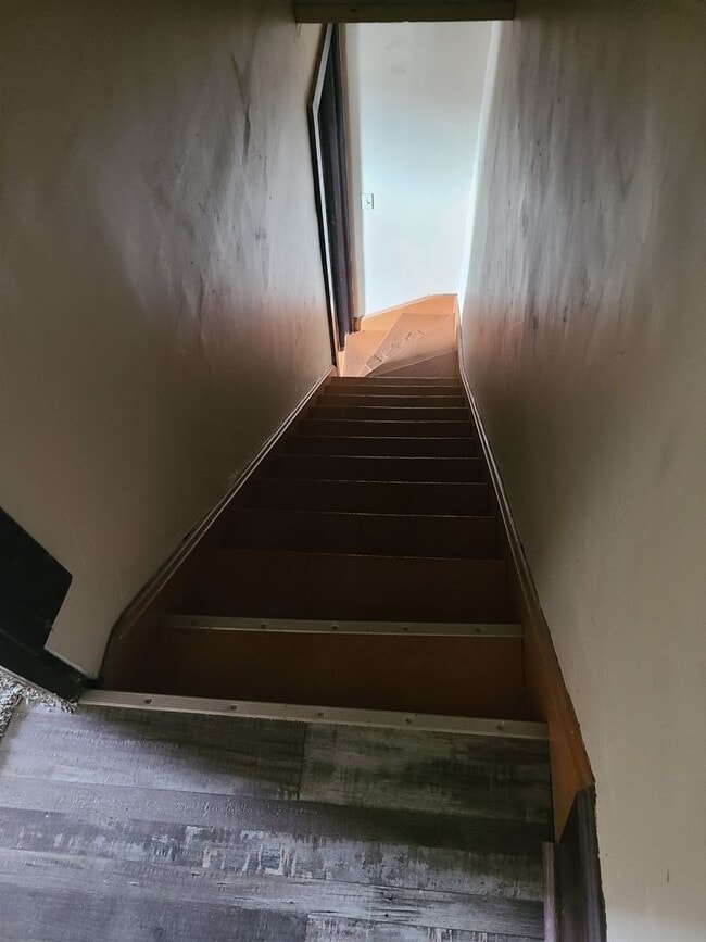 Building Photo - 5 Bed/ 2 bath house