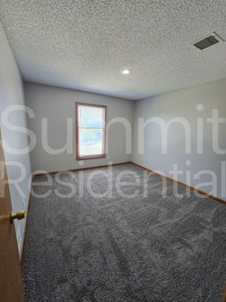 Building Photo - 6636 W 152nd St