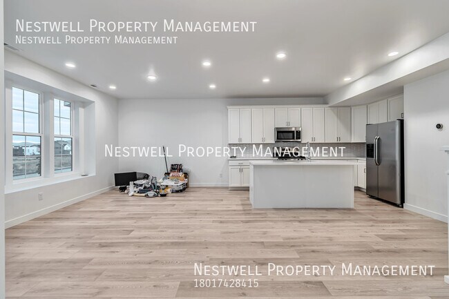 Building Photo - Stunning 3-bed Townhome in Daybreak