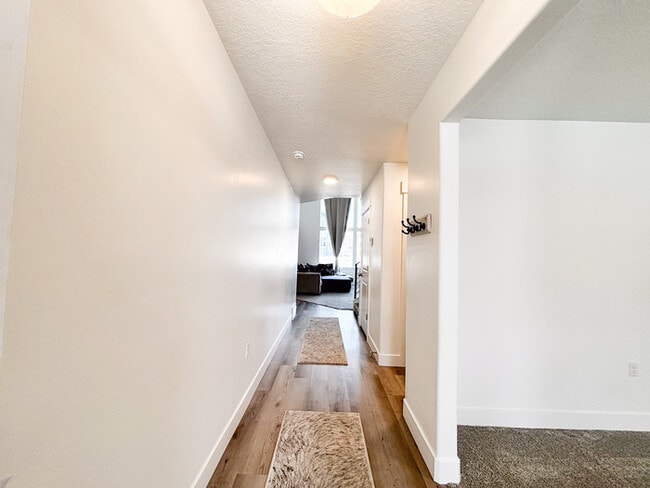 Building Photo - Newer Herriman Home - Open Floor Plan - Gr...