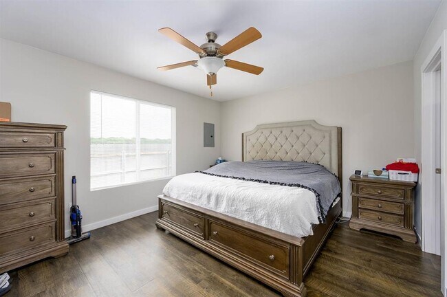 Building Photo - 1827 E 69th Ct N