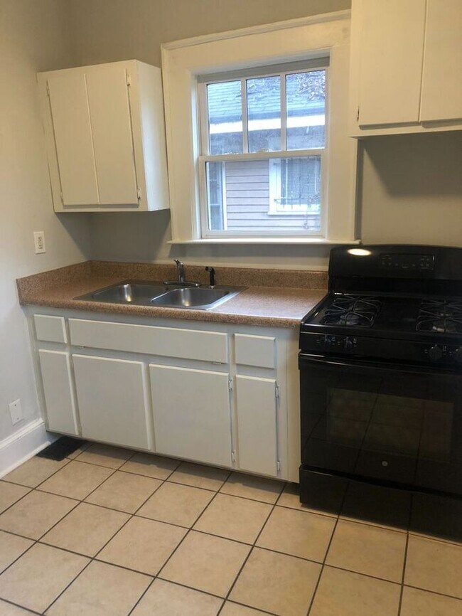 Building Photo - One bedroom one bath right on Adair Park a...