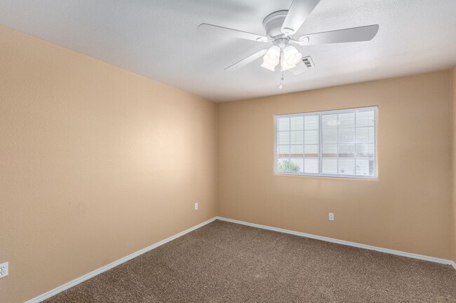 Building Photo - FREE RENT UNTIL 12-31-24- *HCVP CONSIDERED...