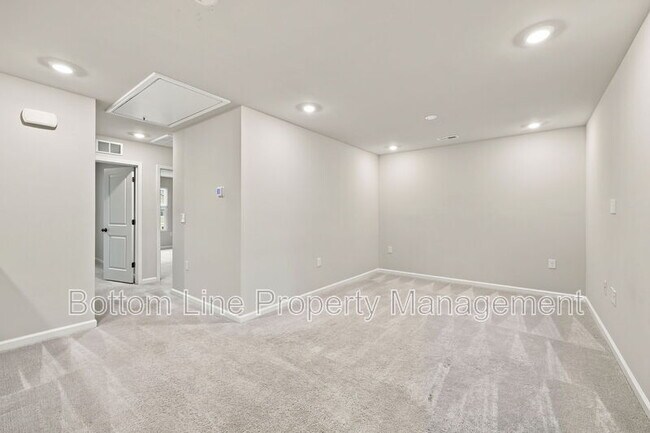 Building Photo - 2312 Kasota Ln