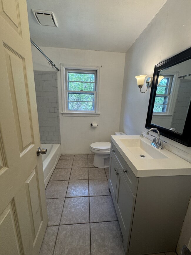 Building Photo - 3 Bedroom 1 Bathroom Home