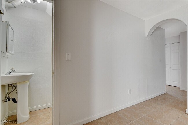 Building Photo - 5813 W Balzar Ave