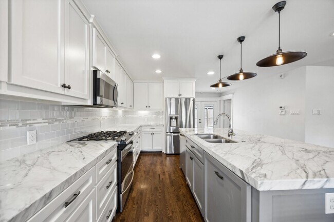 Building Photo - 1062 W 41st St