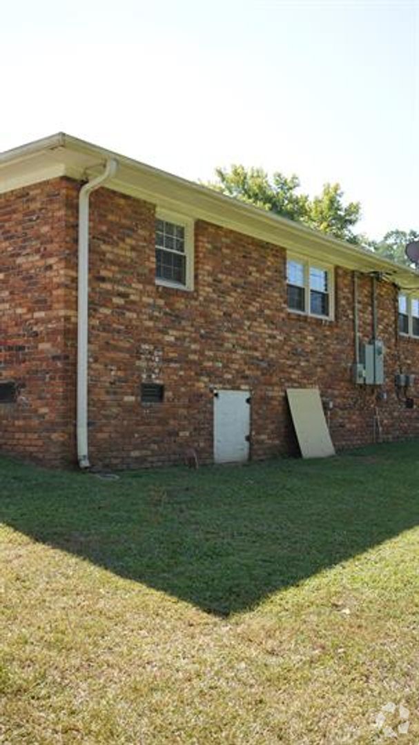 Building Photo - 2/1 Near The Swamp Rabbit Trail Available ...