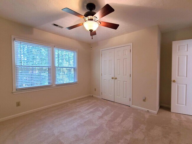 Building Photo - 4 BR, 2.5 BA in Woodlake Crossing