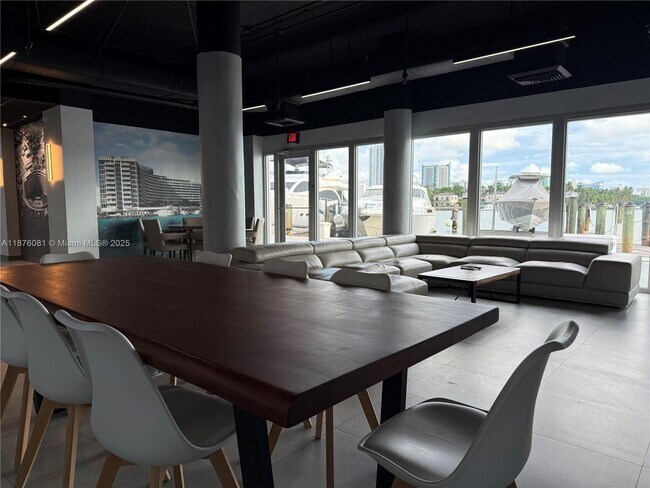 Building Photo - 900 Bay Dr