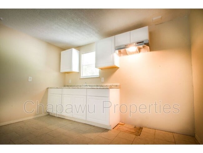 Building Photo - 512 S Monumental St