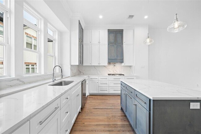 Building Photo - 1011 E 28th St