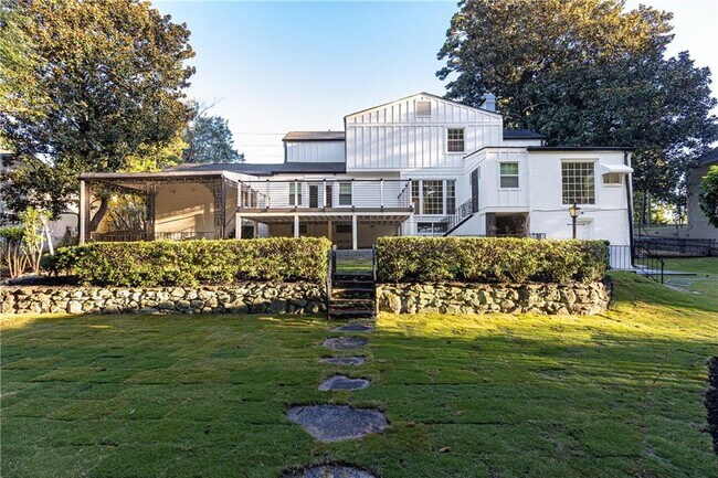 Building Photo - 200 W Paces Ferry Rd NW