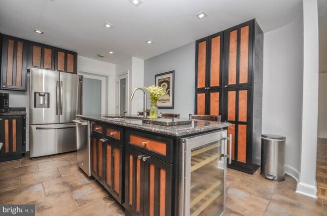 Building Photo - 3313 W Coquelin Terrace