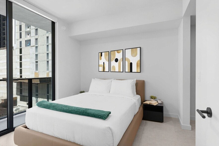 Building Photo - 501 NE 1st Ave