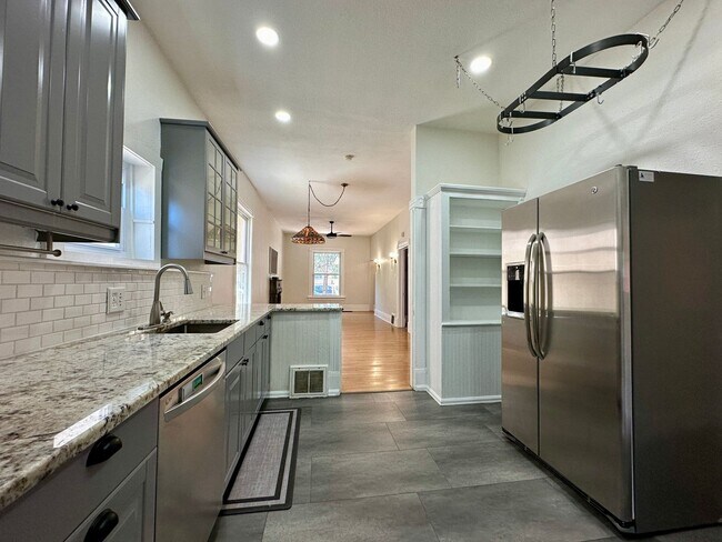 Building Photo - 3 Bedroom 2 Full Bath Renovated Single Fam...