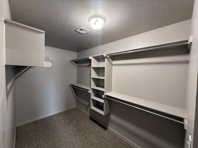 Building Photo - 4 BED! Cozy Home on Large CORNER Lot!