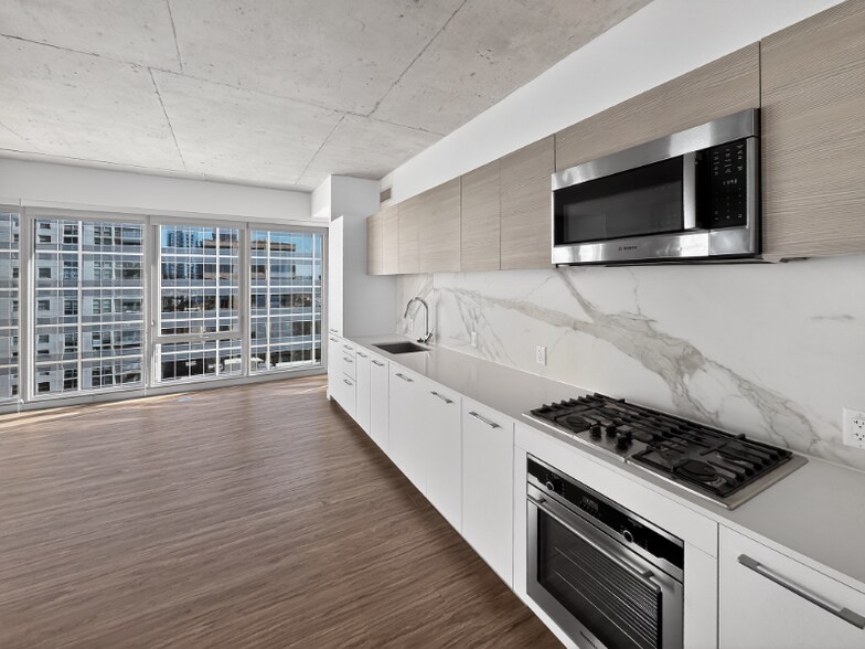 Building Photo - 167 N Desplaines St