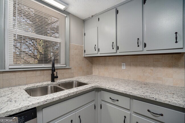 Building Photo - 3027 Spruce Cir