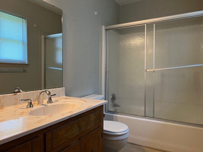 Building Photo - 4612 N Cypress St