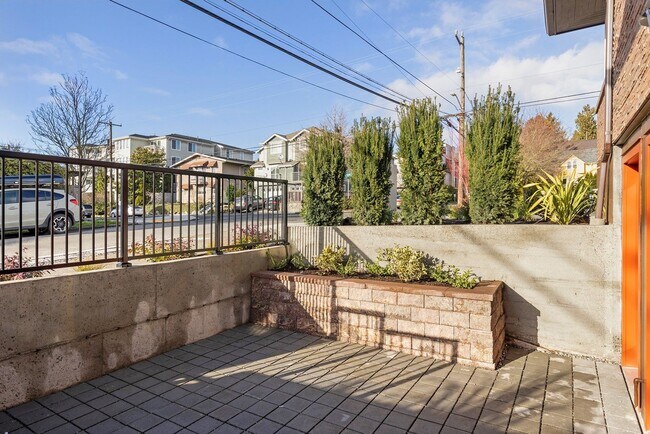 Building Photo - Newly Remodeled 3BR w/ In-Unit W/D, Private Entry & Designer Finishes – Pet Friendly!