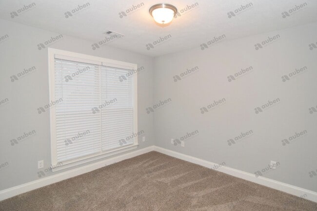 Building Photo - Like new 3 bed/3 bath single-family home f...