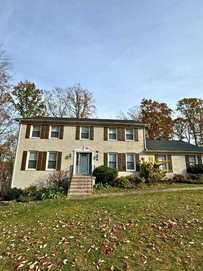 Primary Photo - Spacious Colonial Home for Rent - 5 Bedroo...