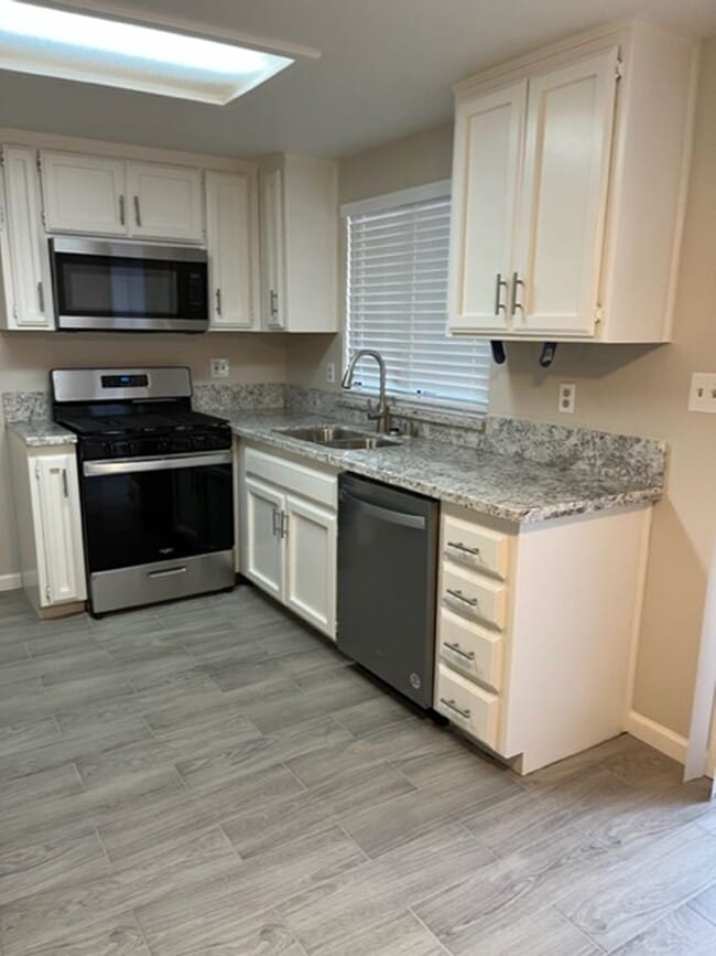 Building Photo - PR-817