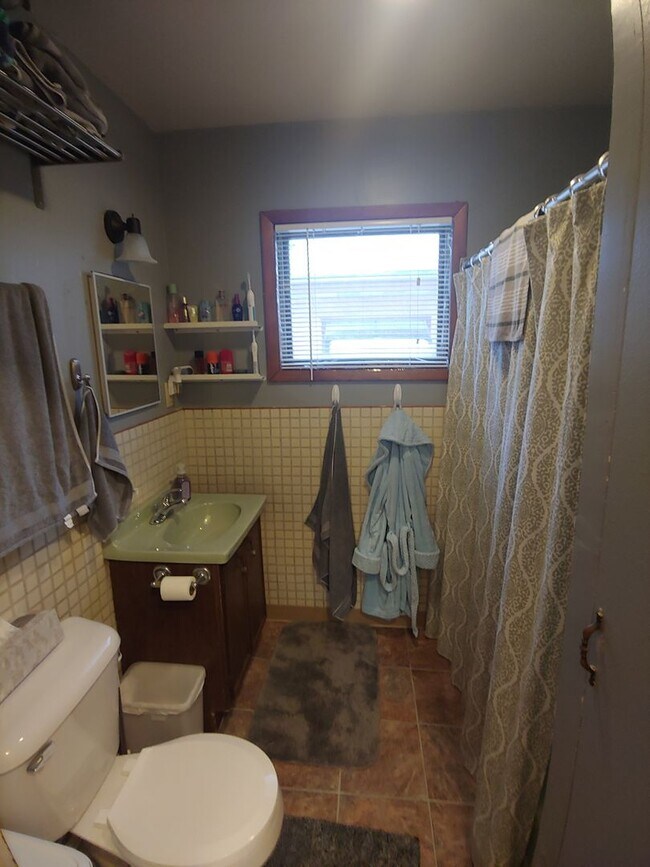 Building Photo - AVAILABLE JUNE 1ST - 2 BED 1 BATH NEAR CAMPUS