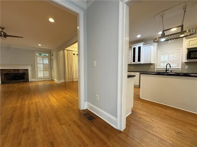 Building Photo - 871 Lenox Ct NE