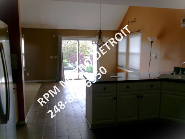 Building Photo - SPACIOUS HOME IN BROWNSTOWN