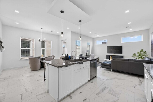Building Photo - 2909 El Fenice Ln