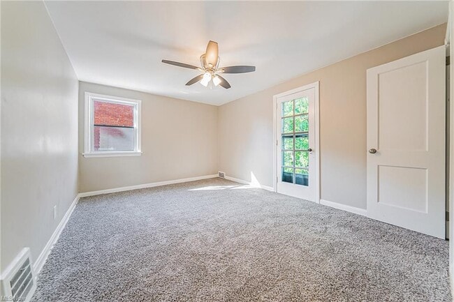 Building Photo - 440 E 250th St