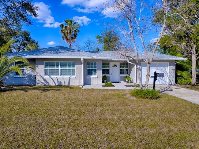 Building Photo - 2 bedroom 2 bath renovated gem in Mount Dora