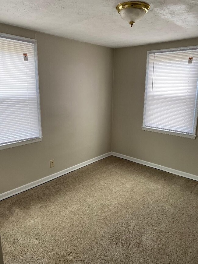 Building Photo - 3 Bedroom, 1 Bathroom SINGLE FAMILY HOME f...