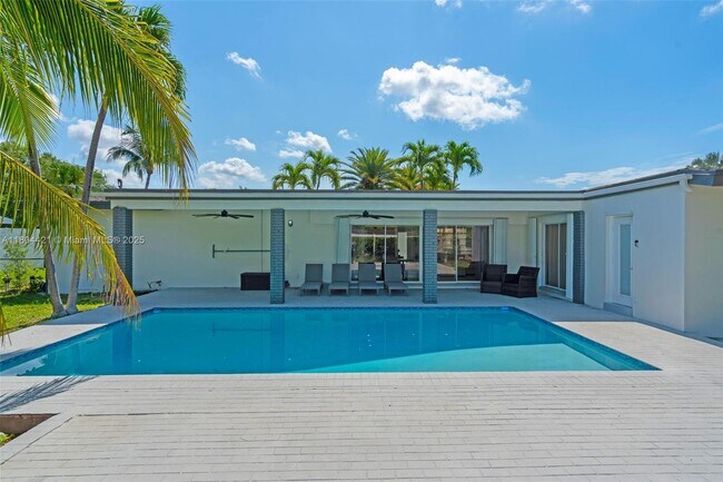 Building Photo - 15400 SW 84th Ave