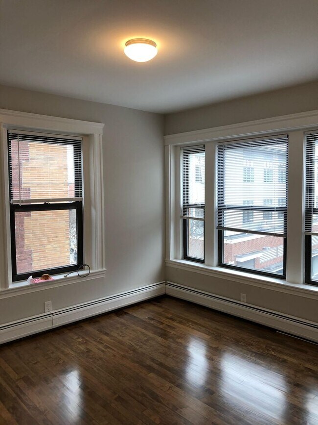 Building Photo - Avl 9/1 - Porter Sq 3.5BR, hot water inc, updated kitchen!