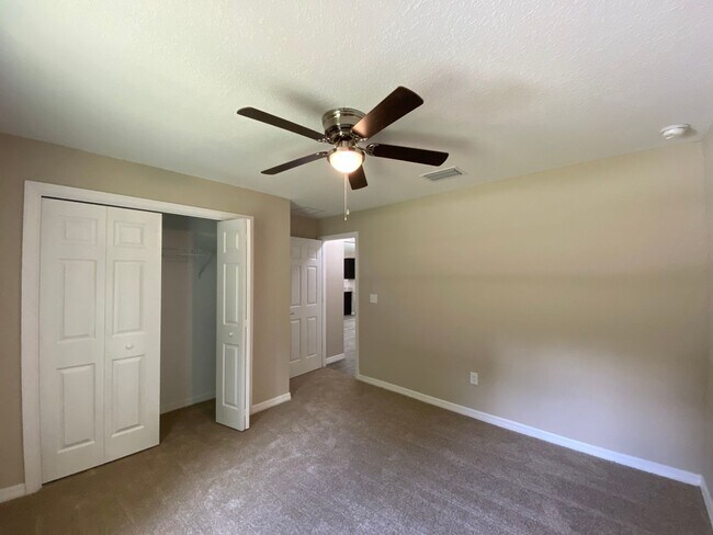 Building Photo - Custom Home - Desirable SE Ocala Neighborh...