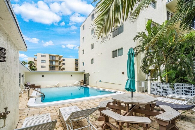 Building Photo - 1206 S Lake Dr