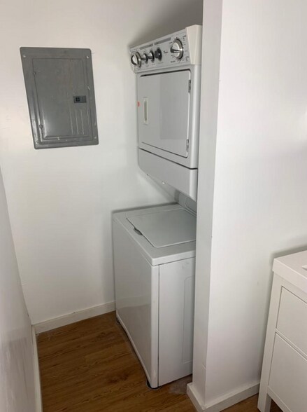 Building Photo - 2847 S Holt Ave