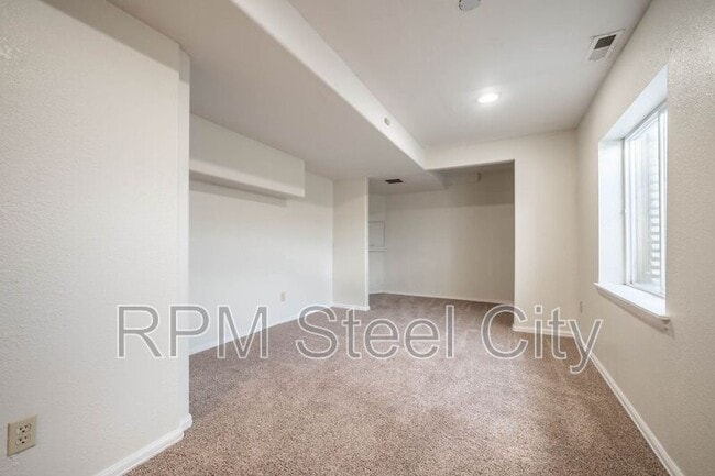 Building Photo - 265 N Paramount Ln