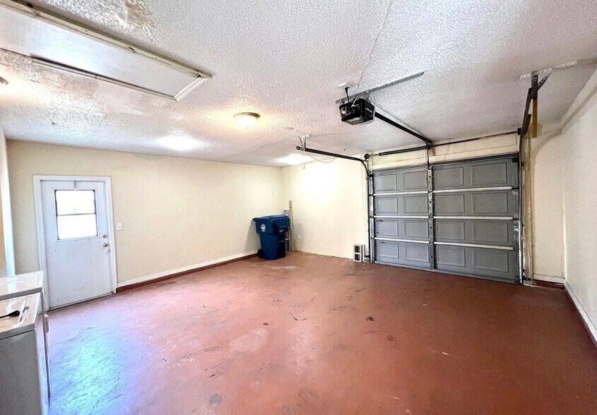 Building Photo - 5571 Mariner Blvd