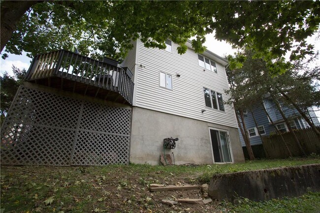 Building Photo - 97 Maple St