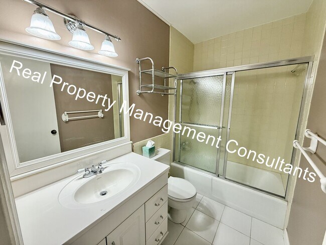Building Photo - Beautiful Condo on the Plaza with City Vie...