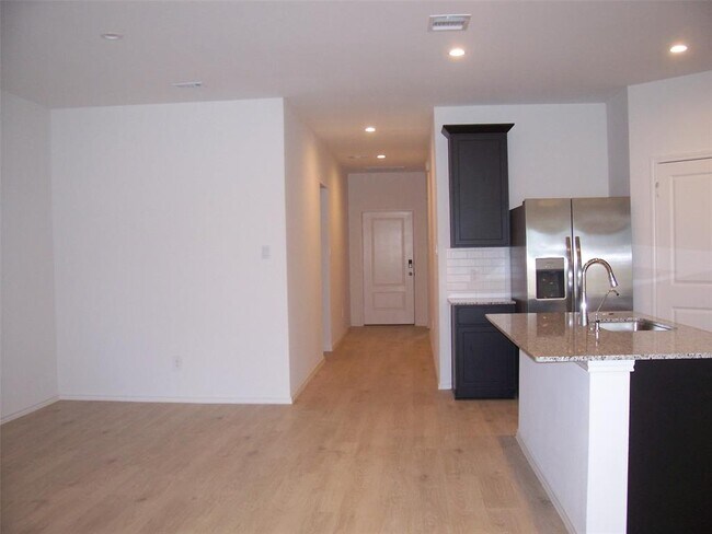 Building Photo - 5015 Rosevine Way